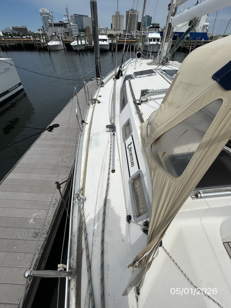 50' Beneteau port side deck
