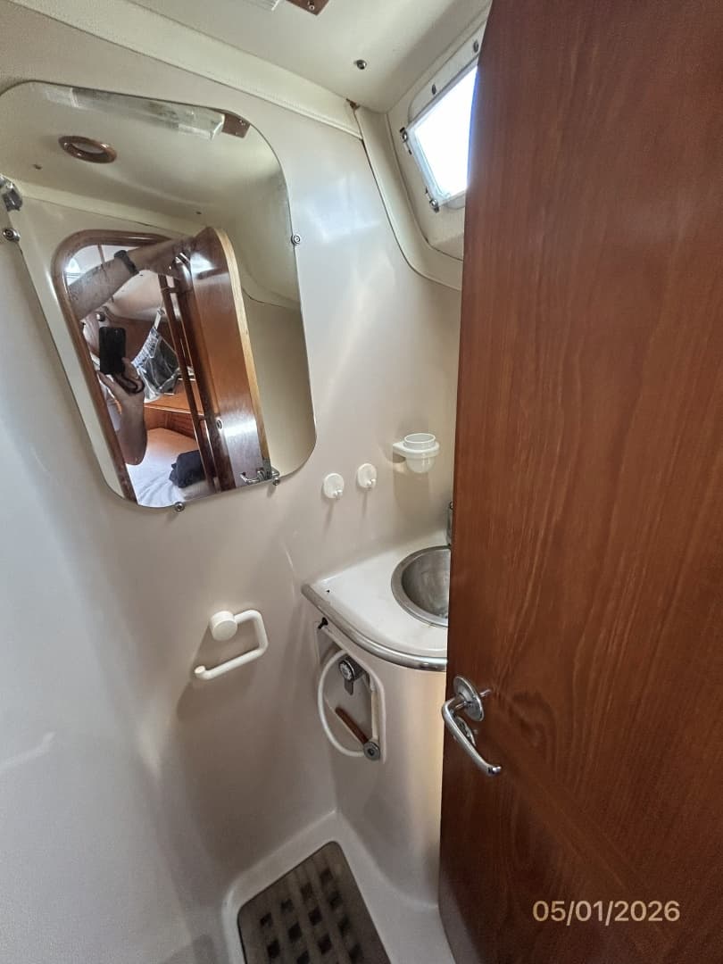50' Beneteau port forward stateroom head
