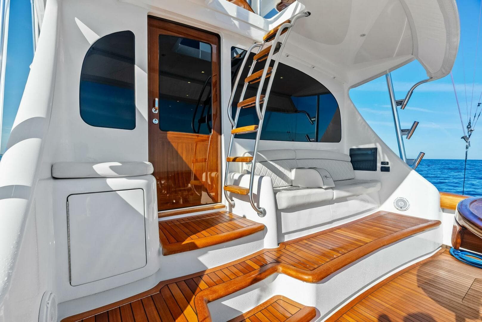 2023 Viking 64 Convertible- SIN PELO- Cockpit