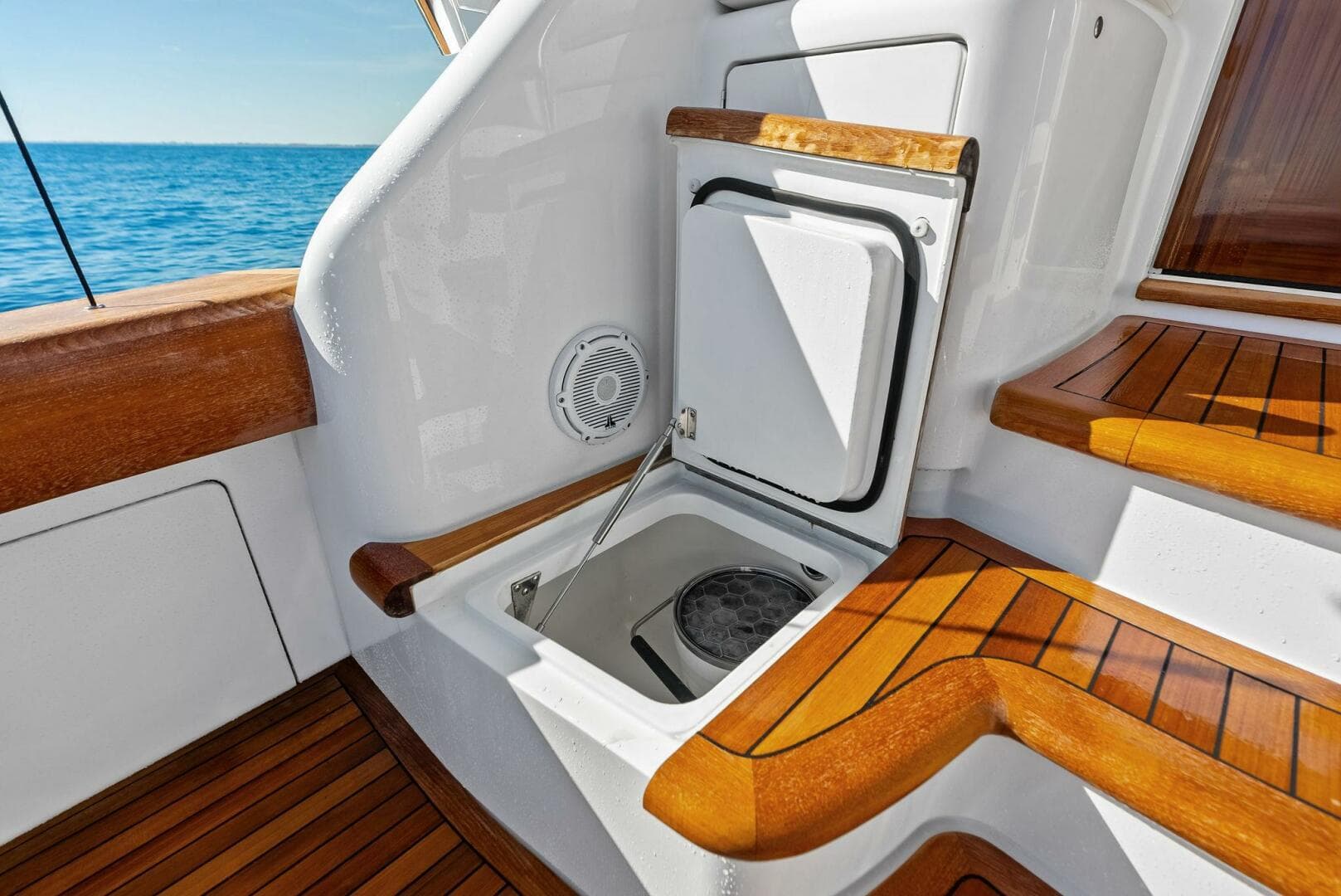 2023 Viking 64 Convertible- SIN PELO- Cockpit