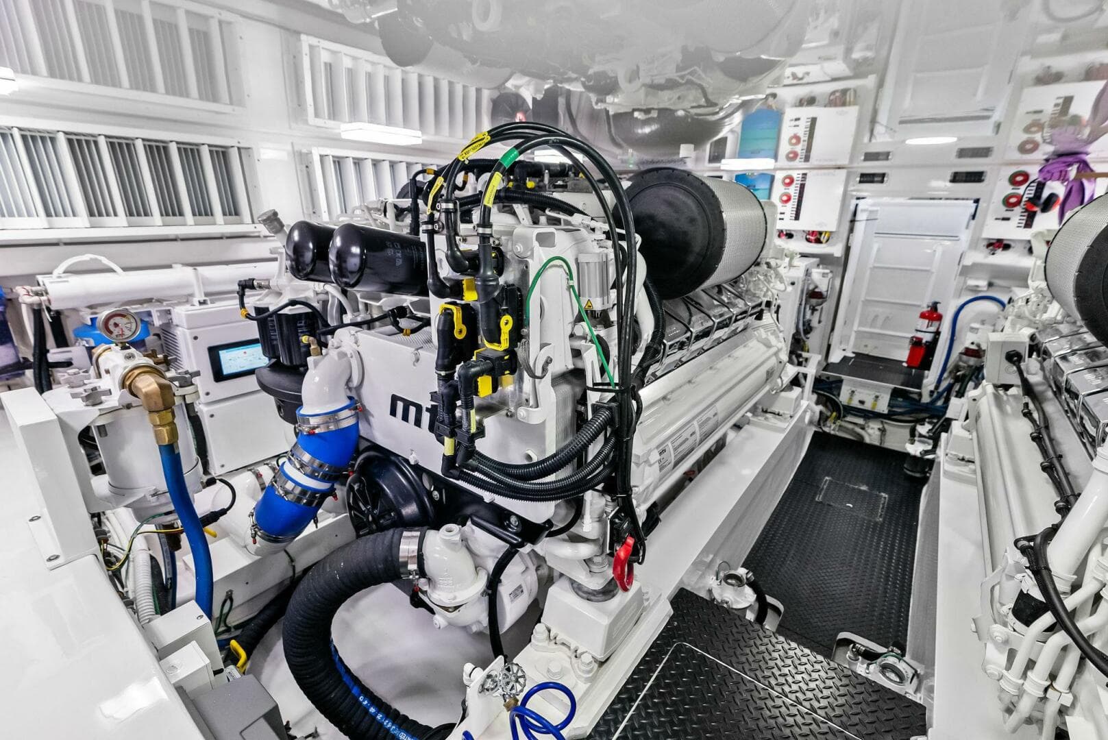 2023 Viking 64 Convertible- SIN PELO- Engine Room