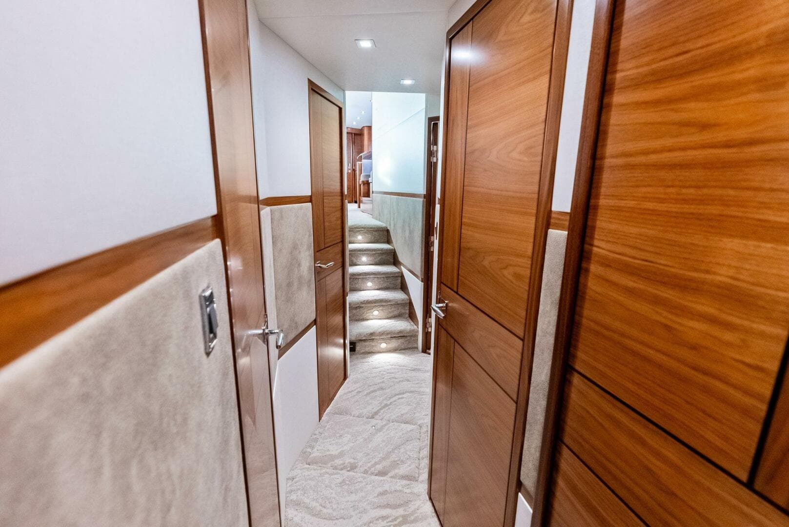 2023 Viking 64 Convertible- SIN PELO- Companionway