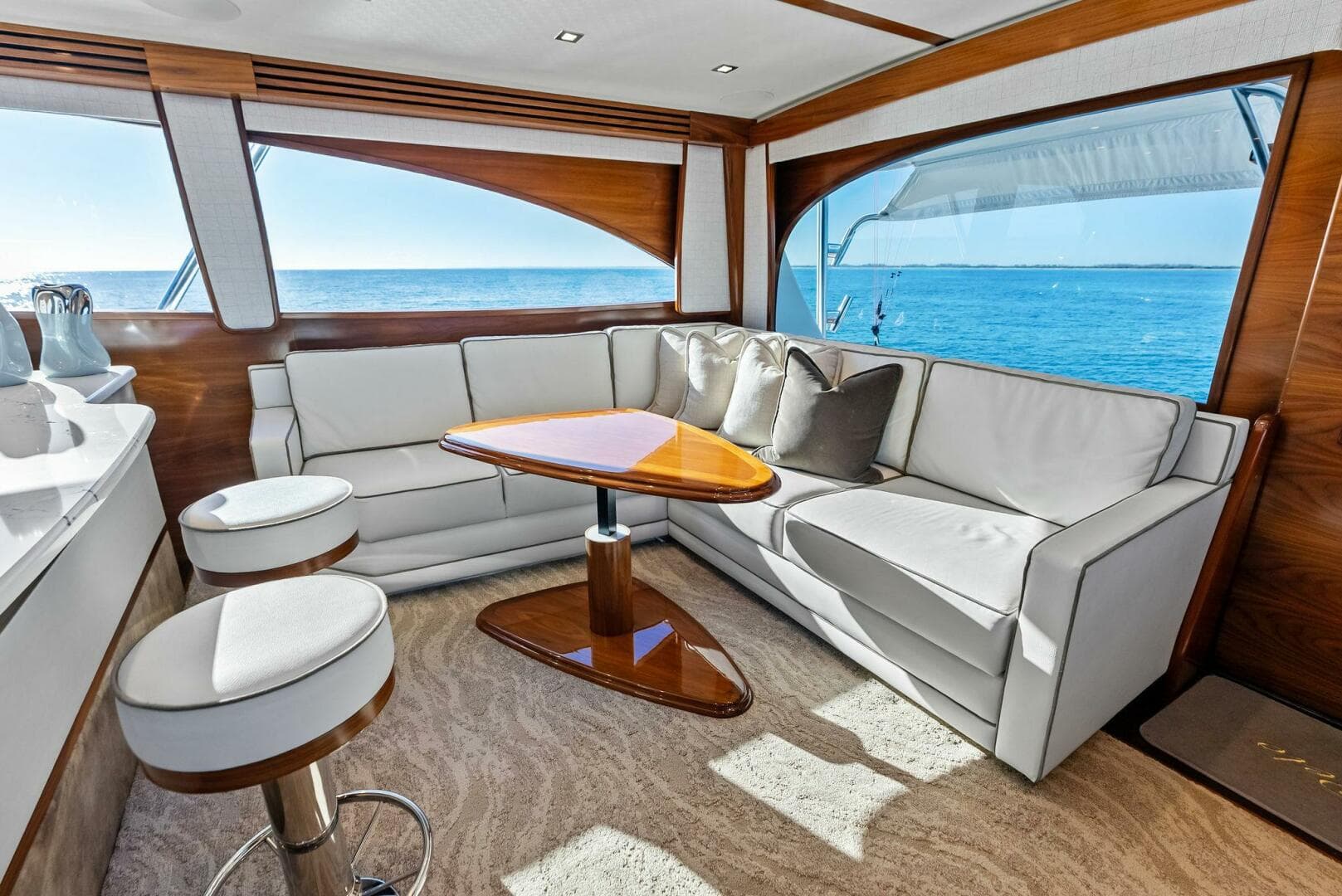 2023 Viking 64 Convertible- SIN PELO- Salon