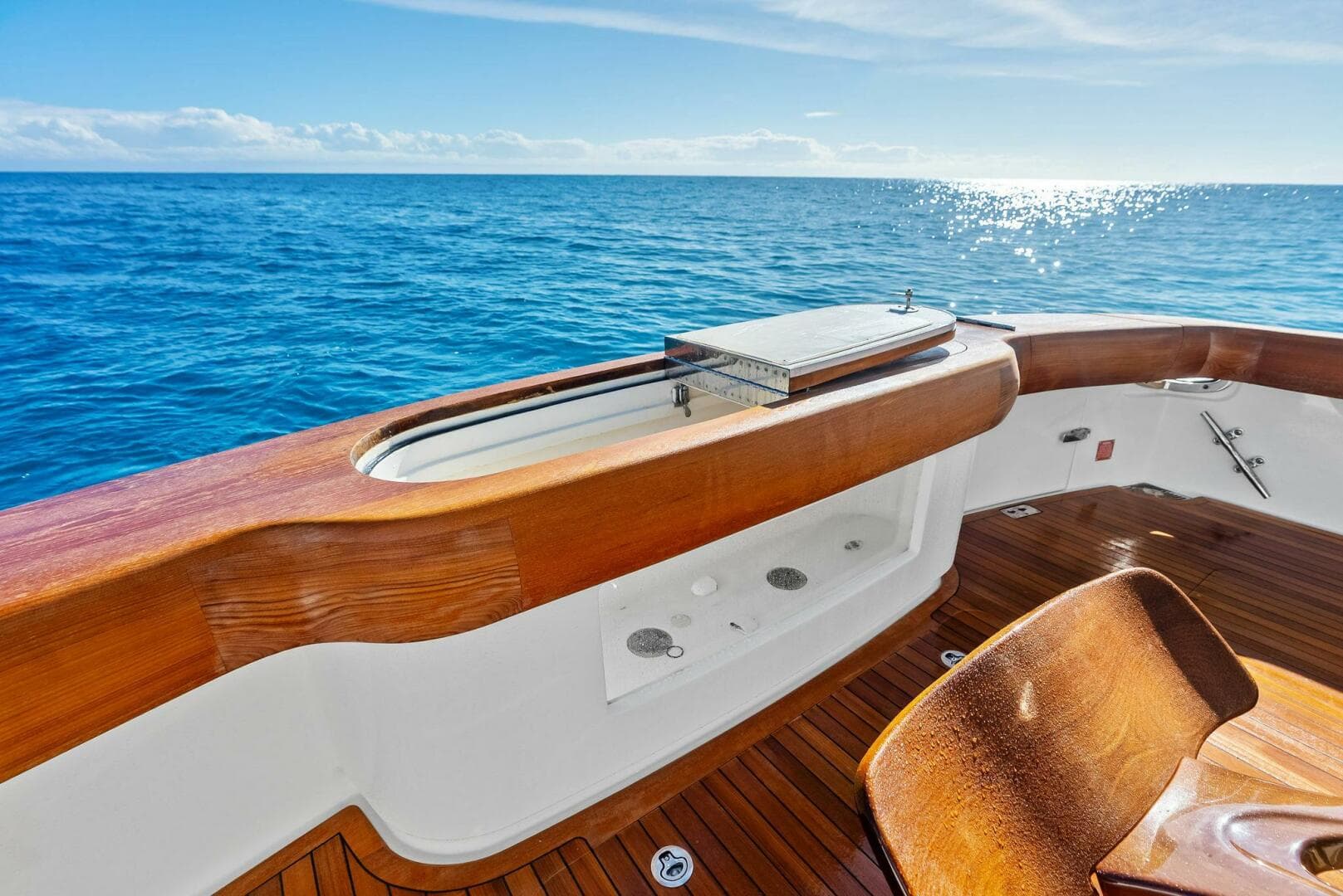 2023 Viking 64 Convertible- SIN PELO- Cockpit