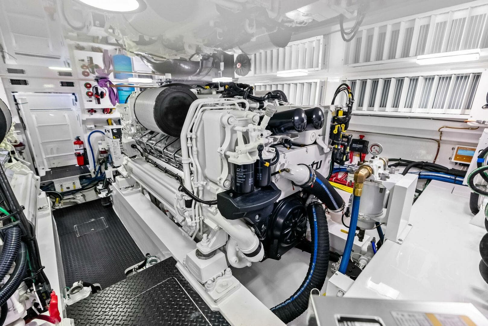 2023 Viking 64 Convertible- SIN PELO- Engine Room
