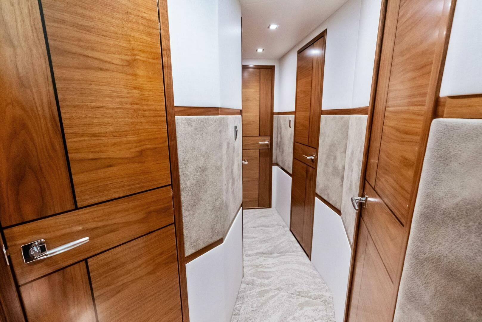 2023 Viking 64 Convertible- SIN PELO- Companionway