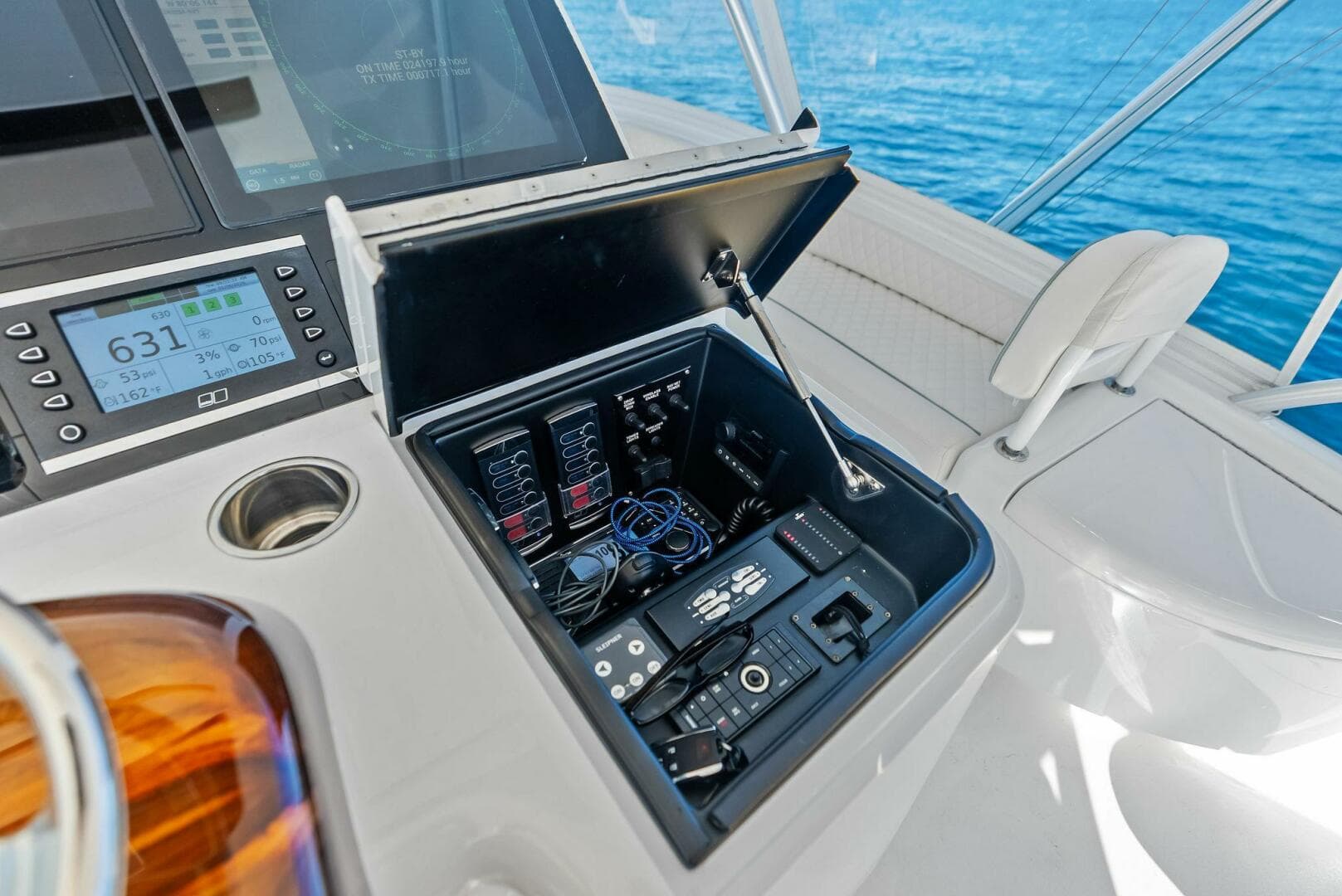 2023 Viking 64 Convertible- SIN PELO- Helm