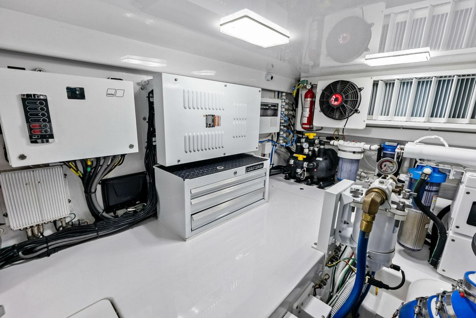 2023 Viking 64 Convertible- SIN PELO- Engine Room