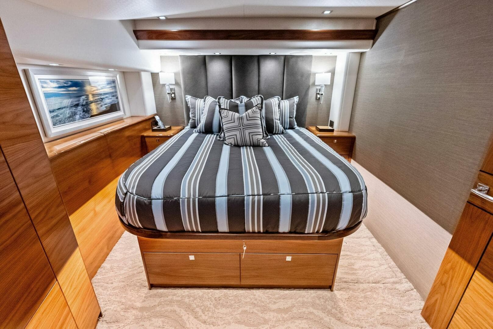 2023 Viking 64 Convertible- SIN PELO- Master Stateroom