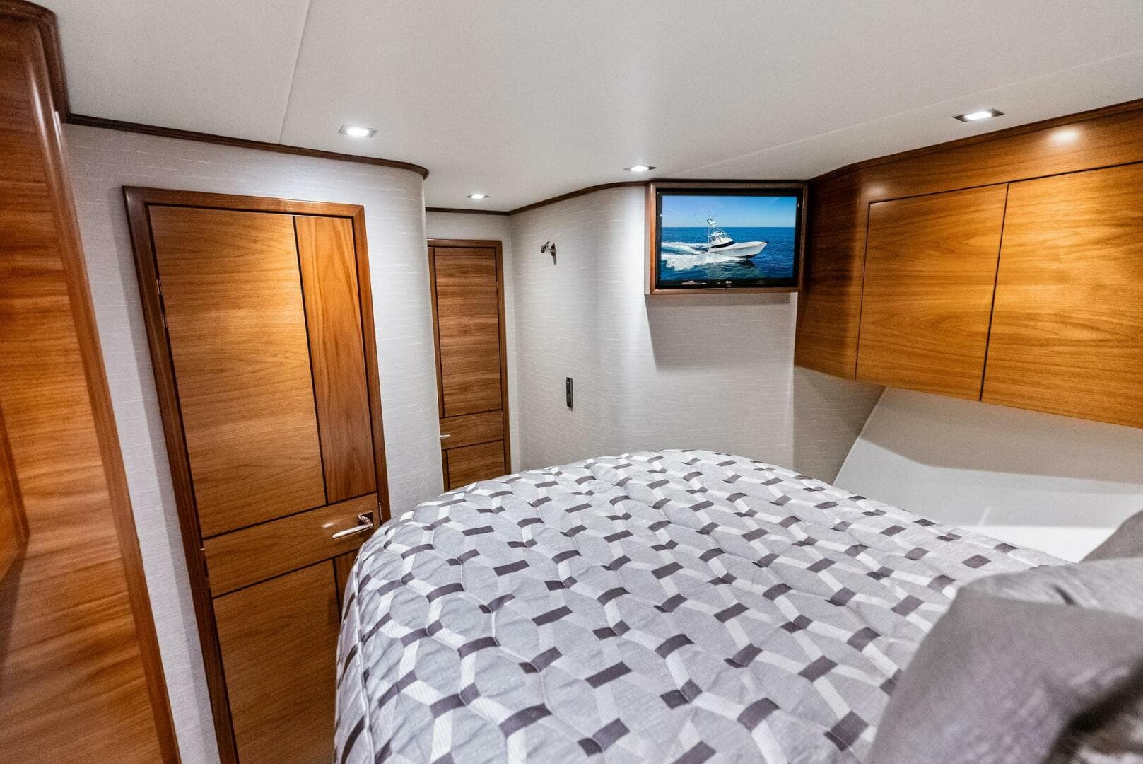 2023 Viking 64 Convertible- SIN PELO-Forward Stateroom