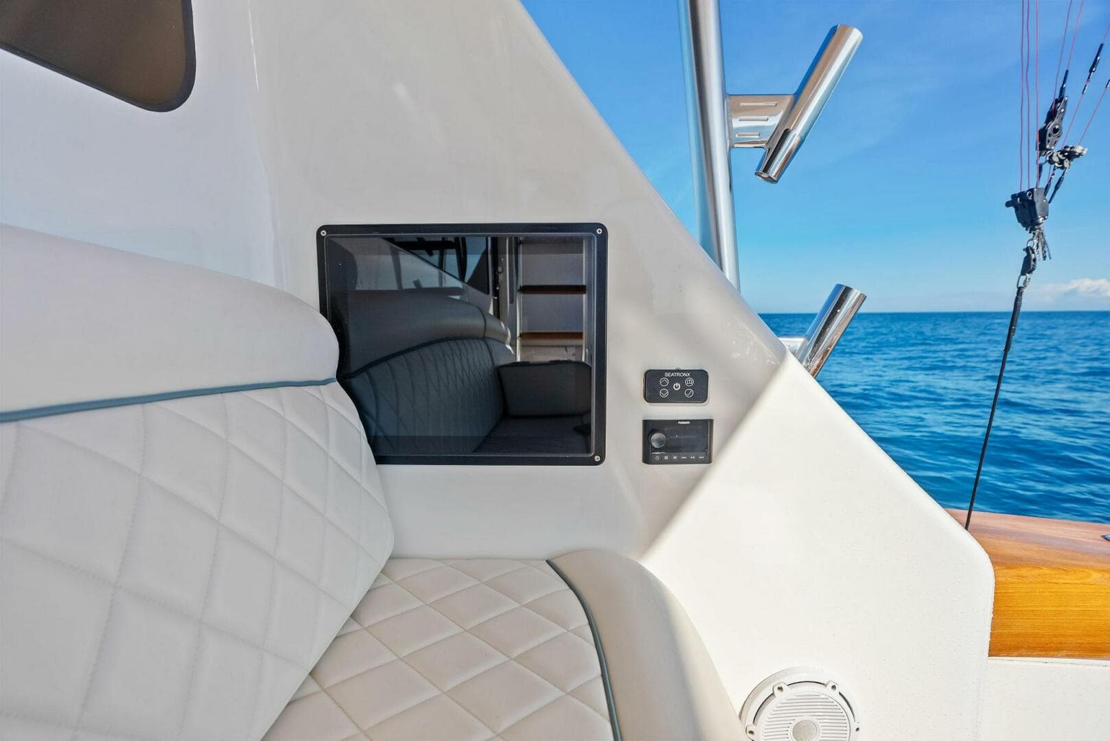 2023 Viking 64 Convertible- SIN PELO- Cockpit