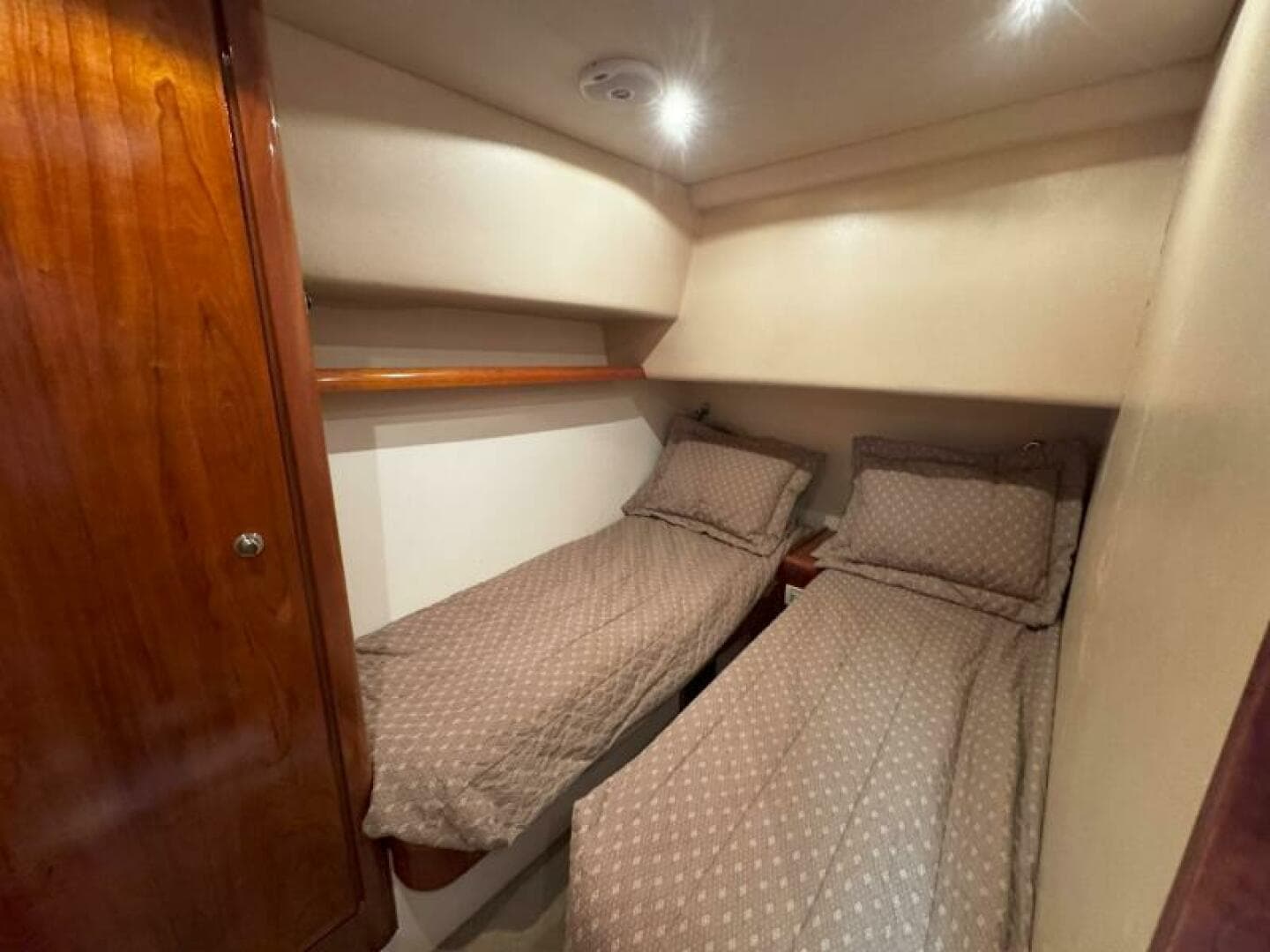 Bertram 39 Lineage- Guest Berth