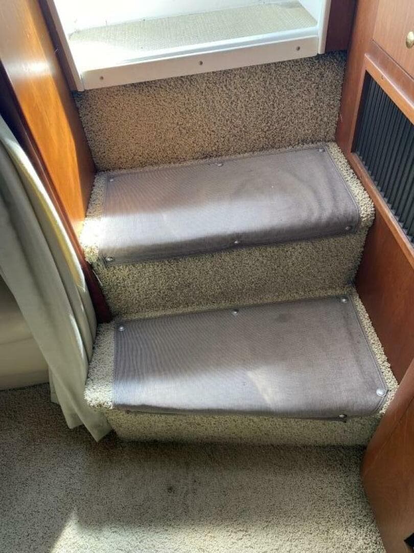 2002 Cruisers Yachts 3672 Express