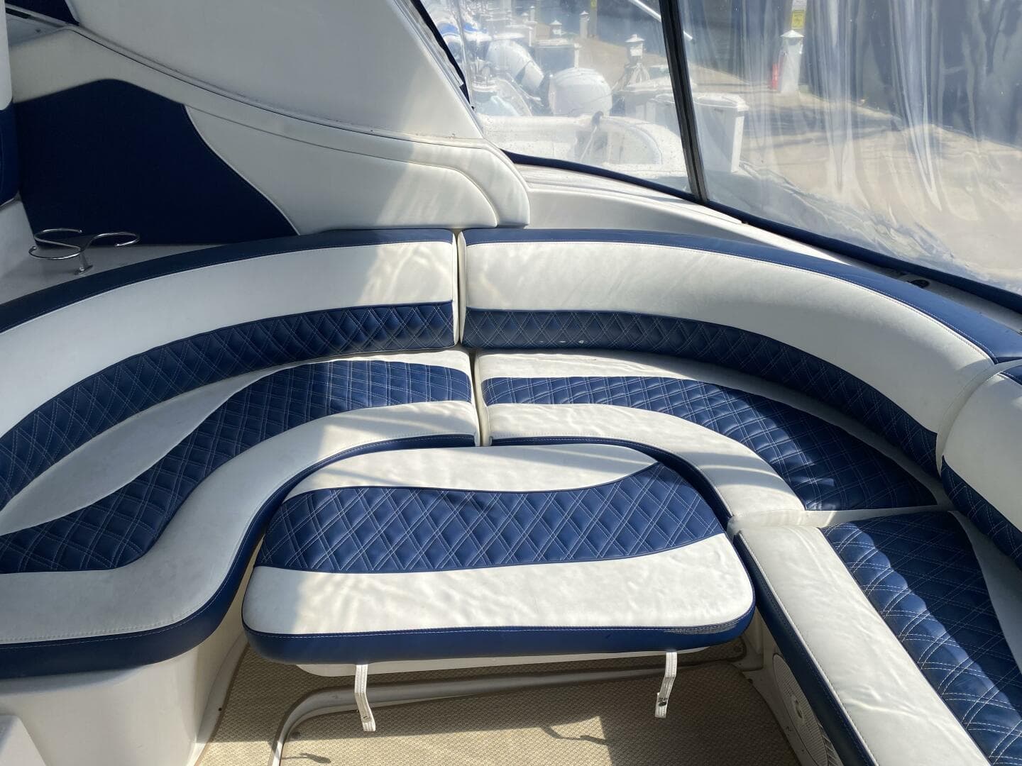 2002 Cruisers Yachts 3672 Express