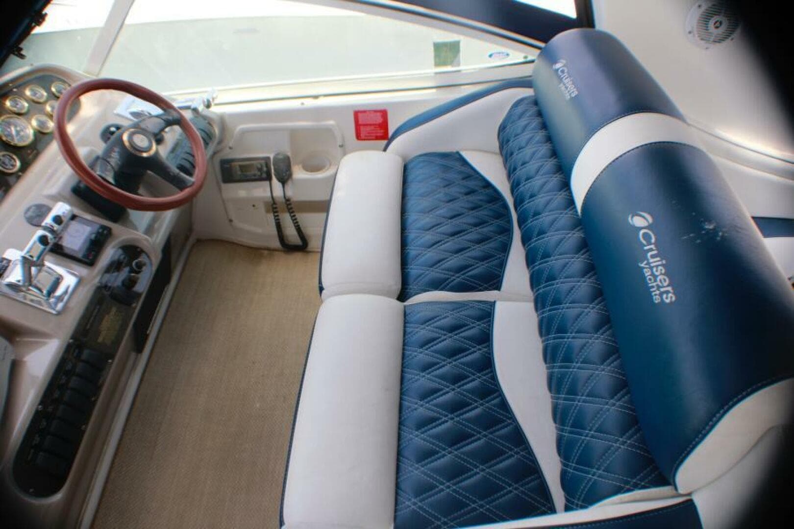 2002 Cruisers Yachts 3672 Express