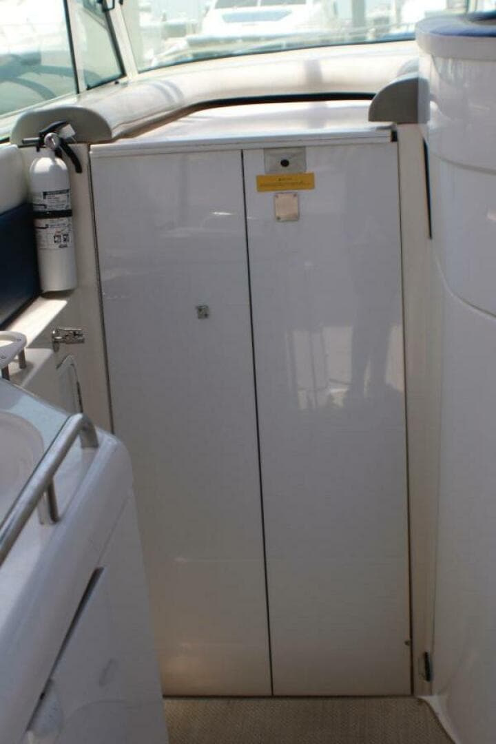 2002 Cruisers Yachts 3672 Express