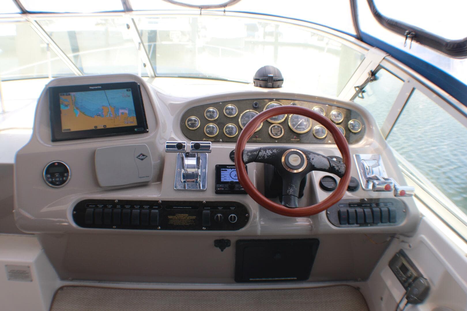 2002 Cruisers Yachts 3672 Express