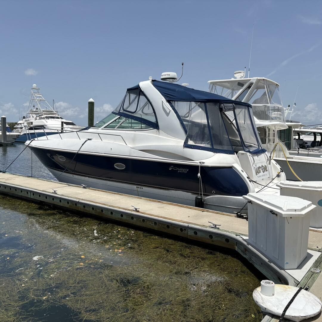 2002 Cruisers Yachts 3672 Express