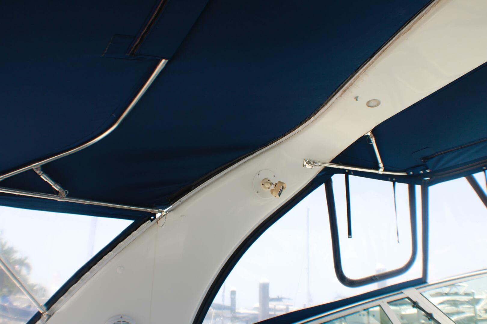 2002 Cruisers Yachts 3672 Express