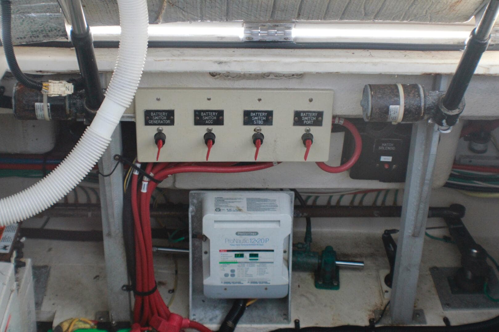 2002 Cruisers Yachts 3672 Express