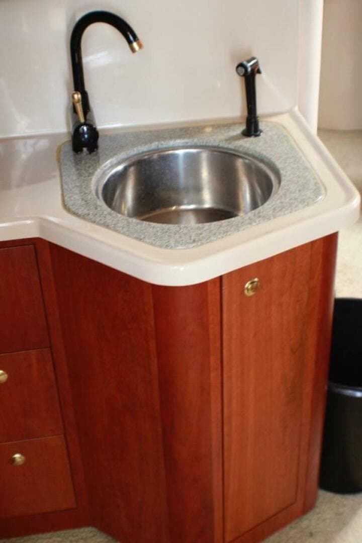 2002 Cruisers Yachts 3672 Express