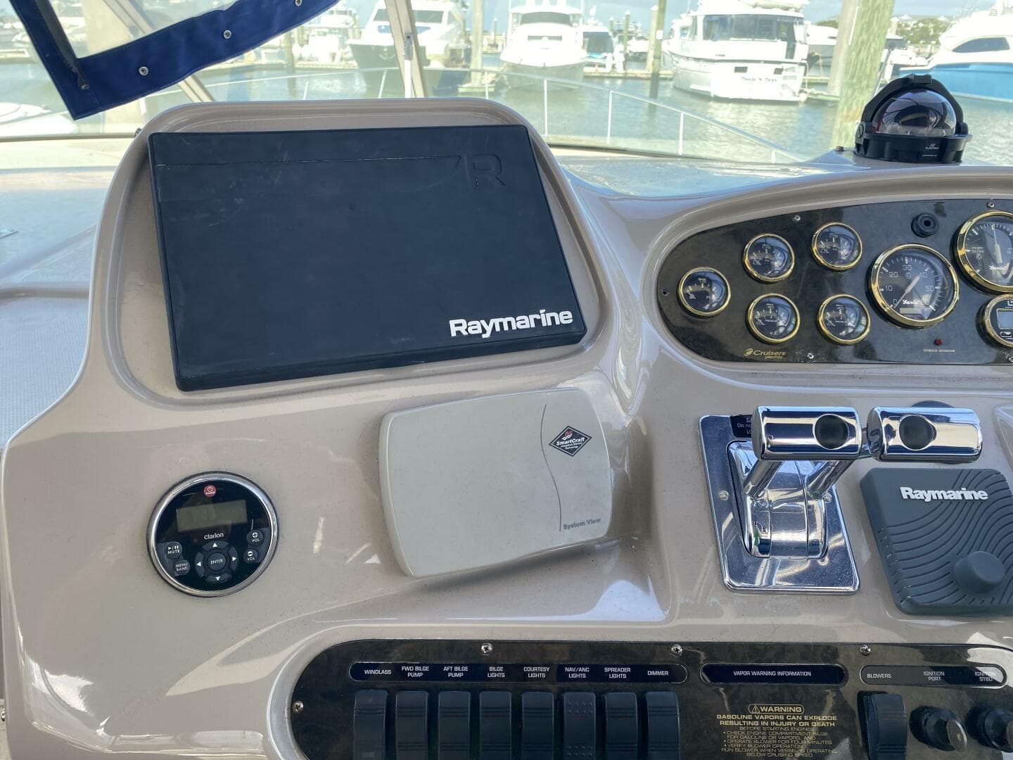 2002 Cruisers Yachts 3672 Express