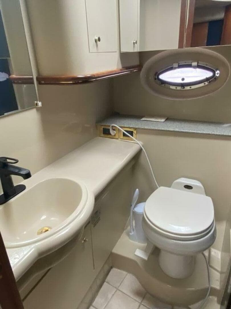 2002 Cruisers Yachts 3672 Express