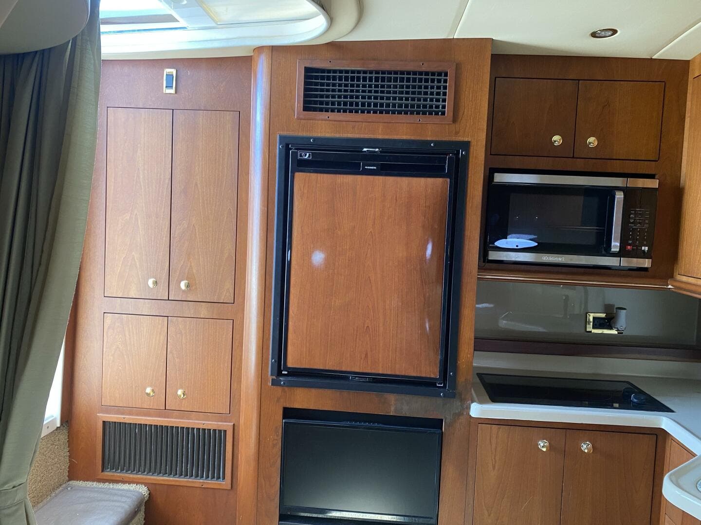 2002 Cruisers Yachts 3672 Express