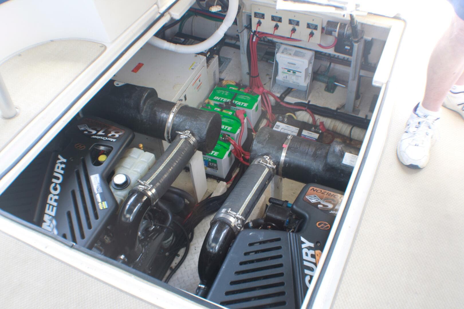 2002 Cruisers Yachts 3672 Express