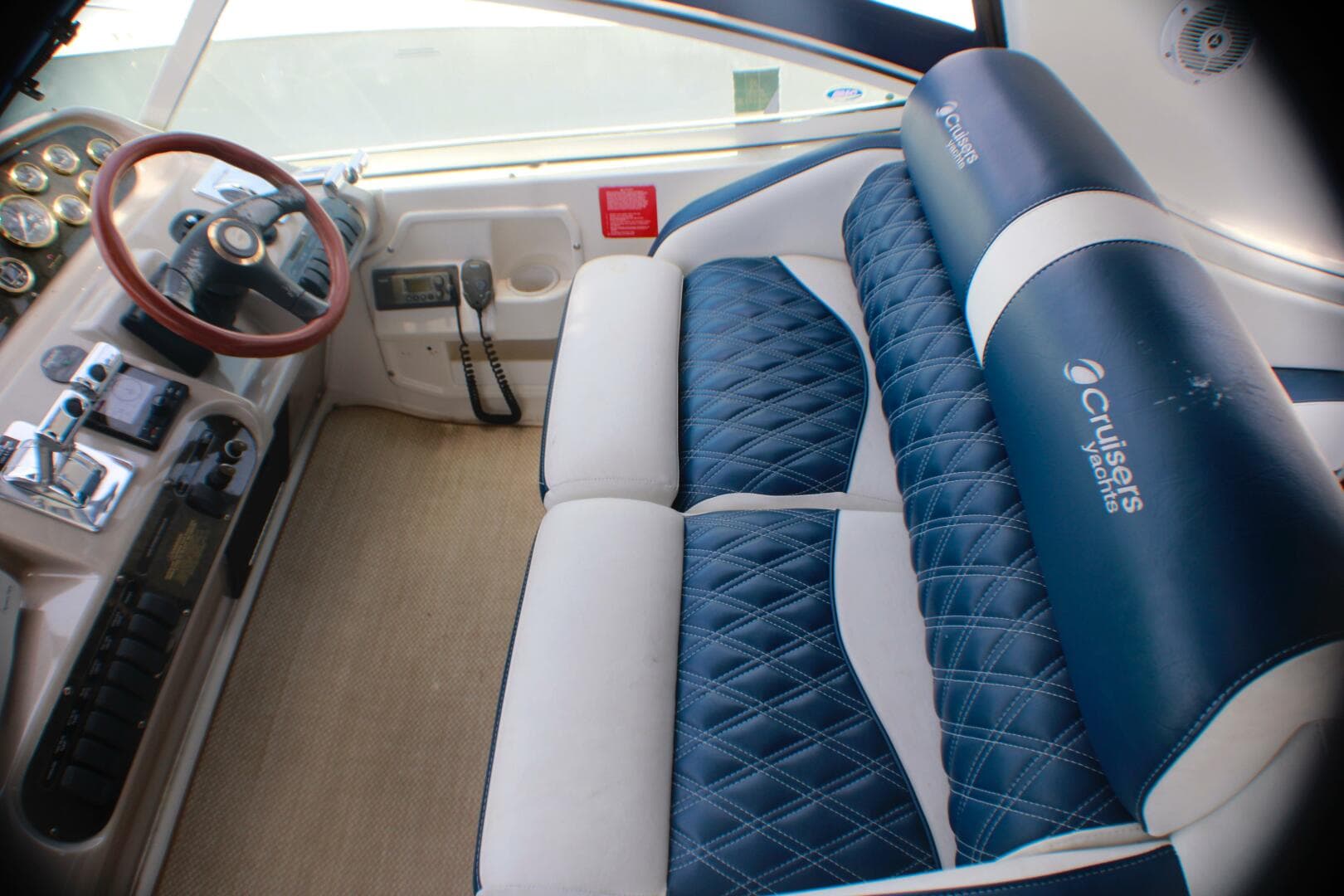 2002 Cruisers Yachts 3672 Express