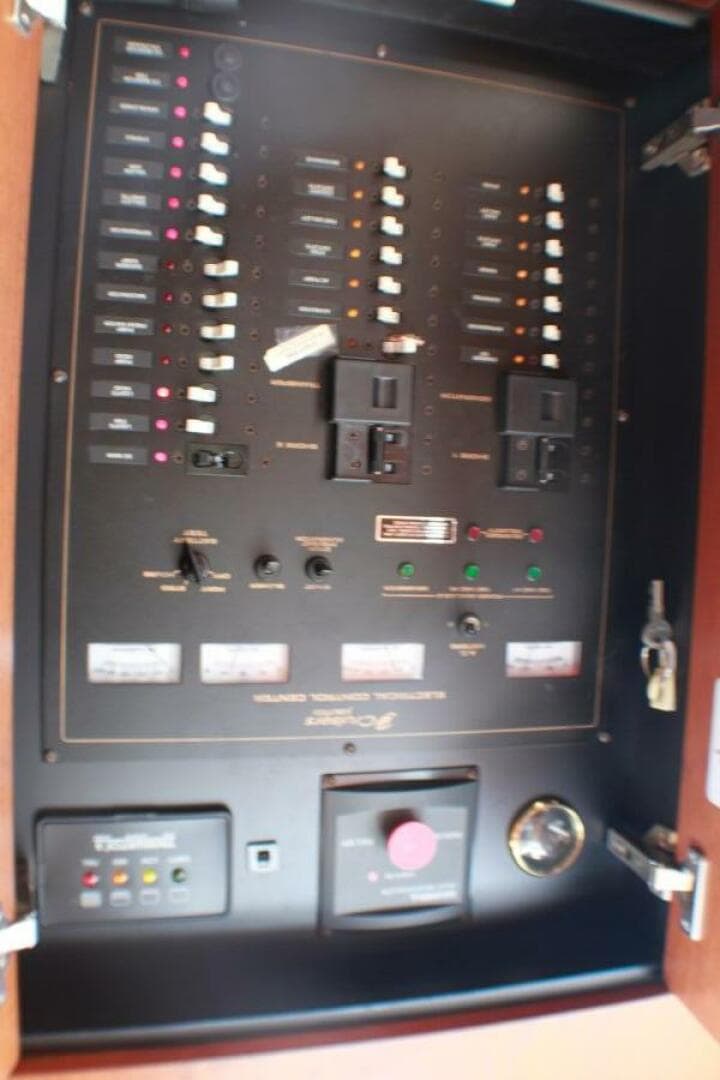 2002 Cruisers Yachts 3672 Express