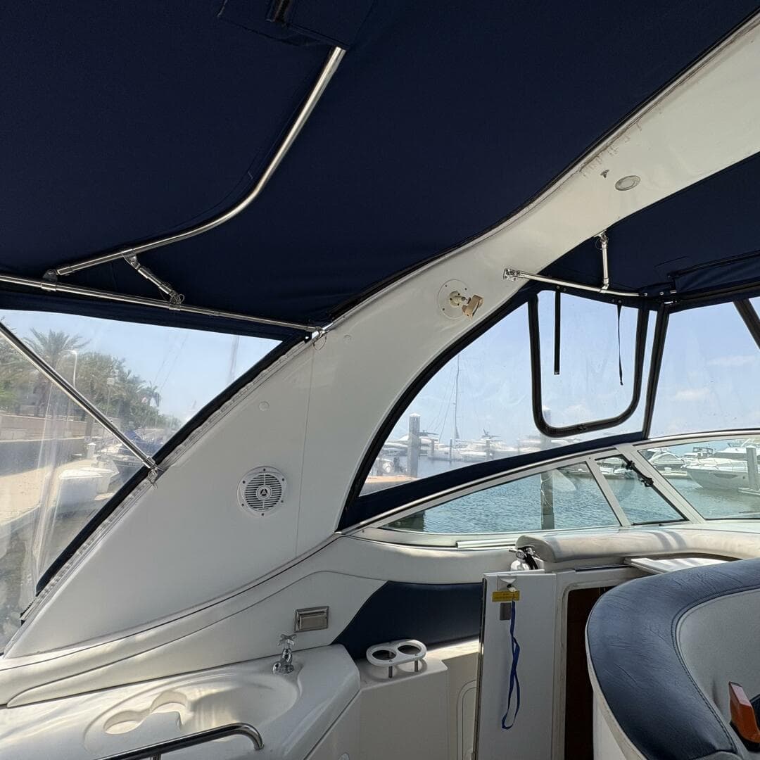 2002 Cruisers Yachts 3672 Express