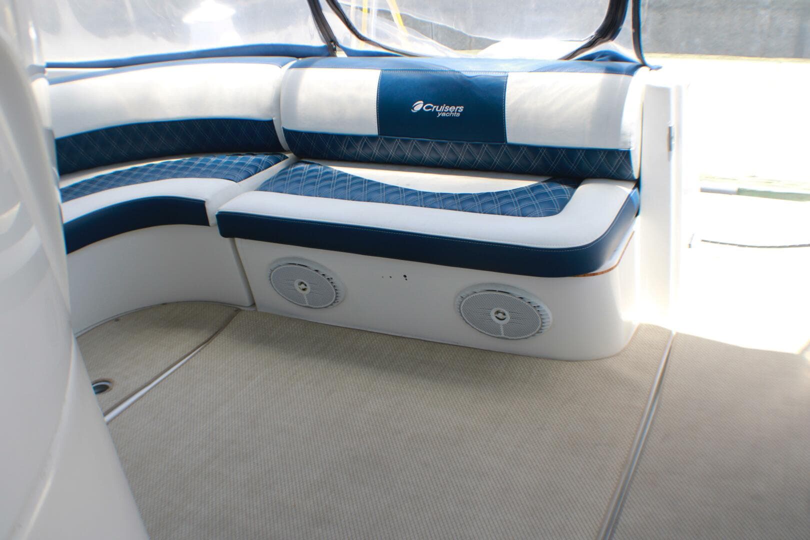 2002 Cruisers Yachts 3672 Express