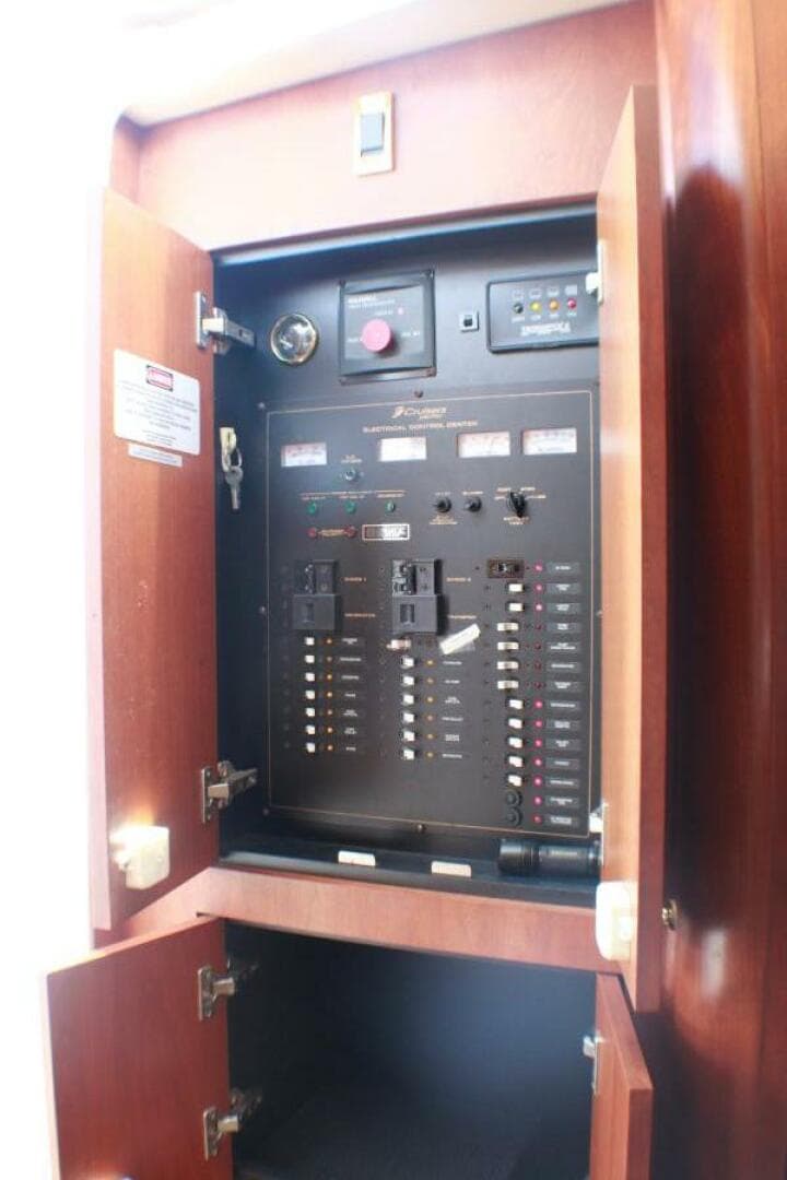 2002 Cruisers Yachts 3672 Express