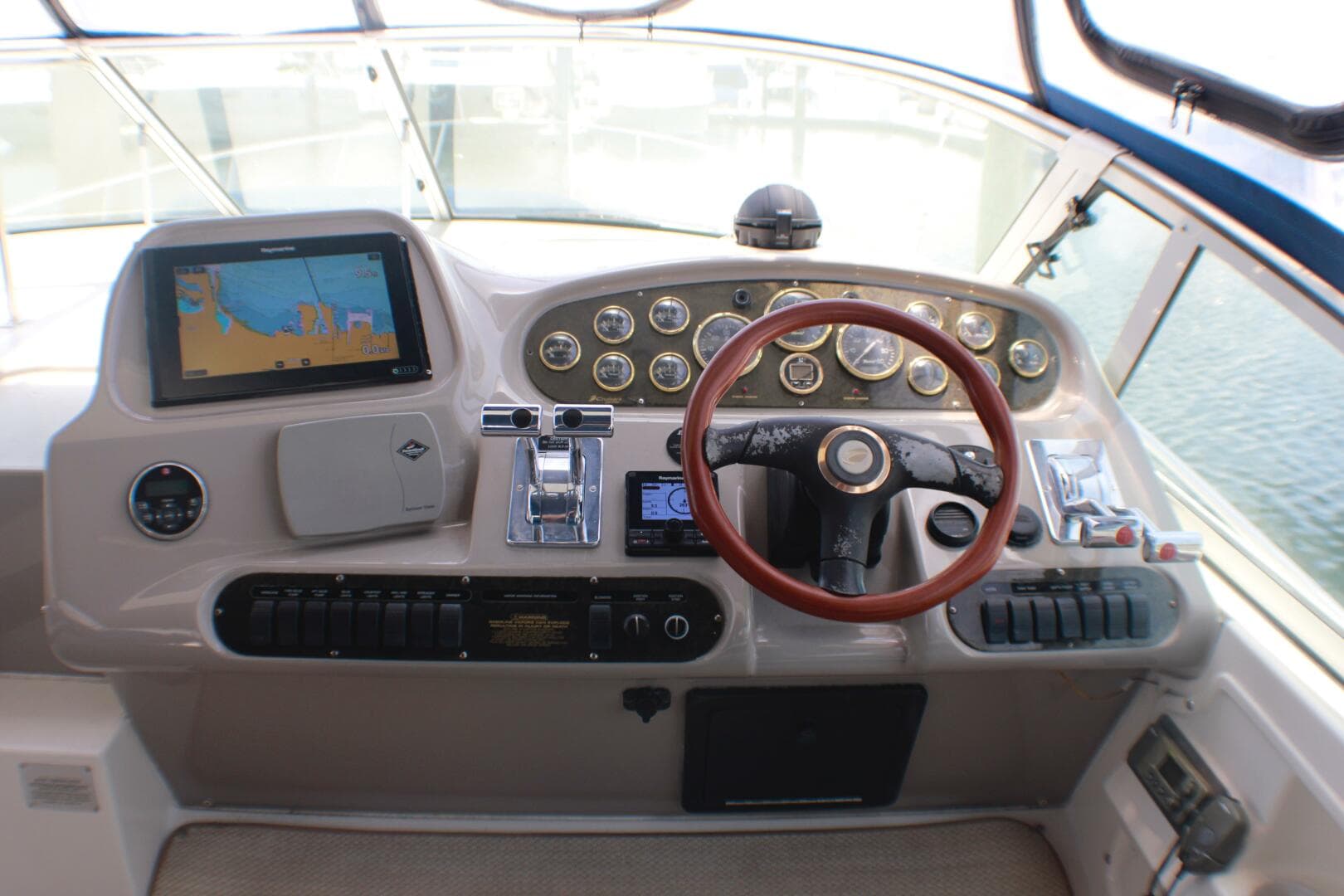 2002 Cruisers Yachts 3672 Express