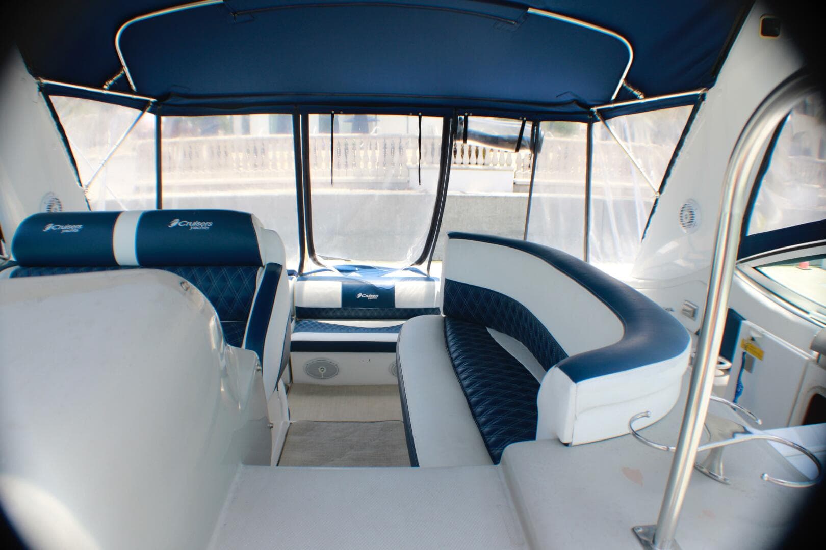 2002 Cruisers Yachts 3672 Express