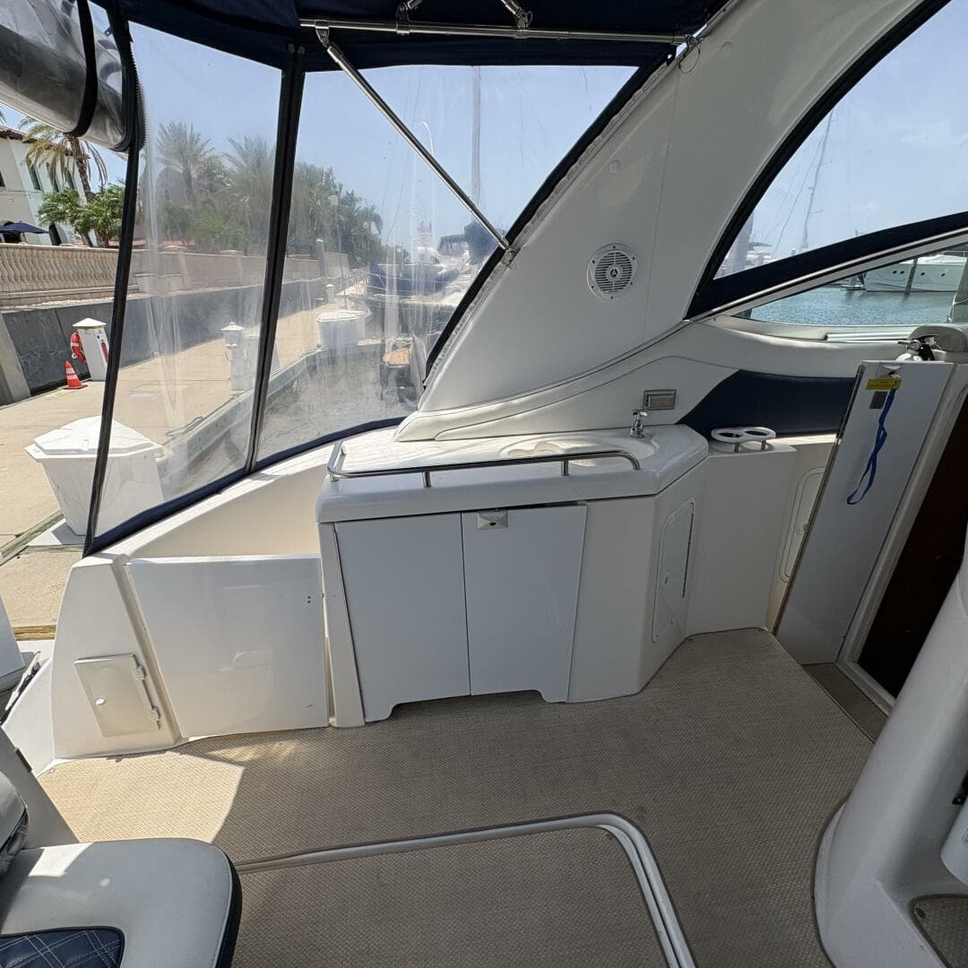 2002 Cruisers Yachts 3672 Express