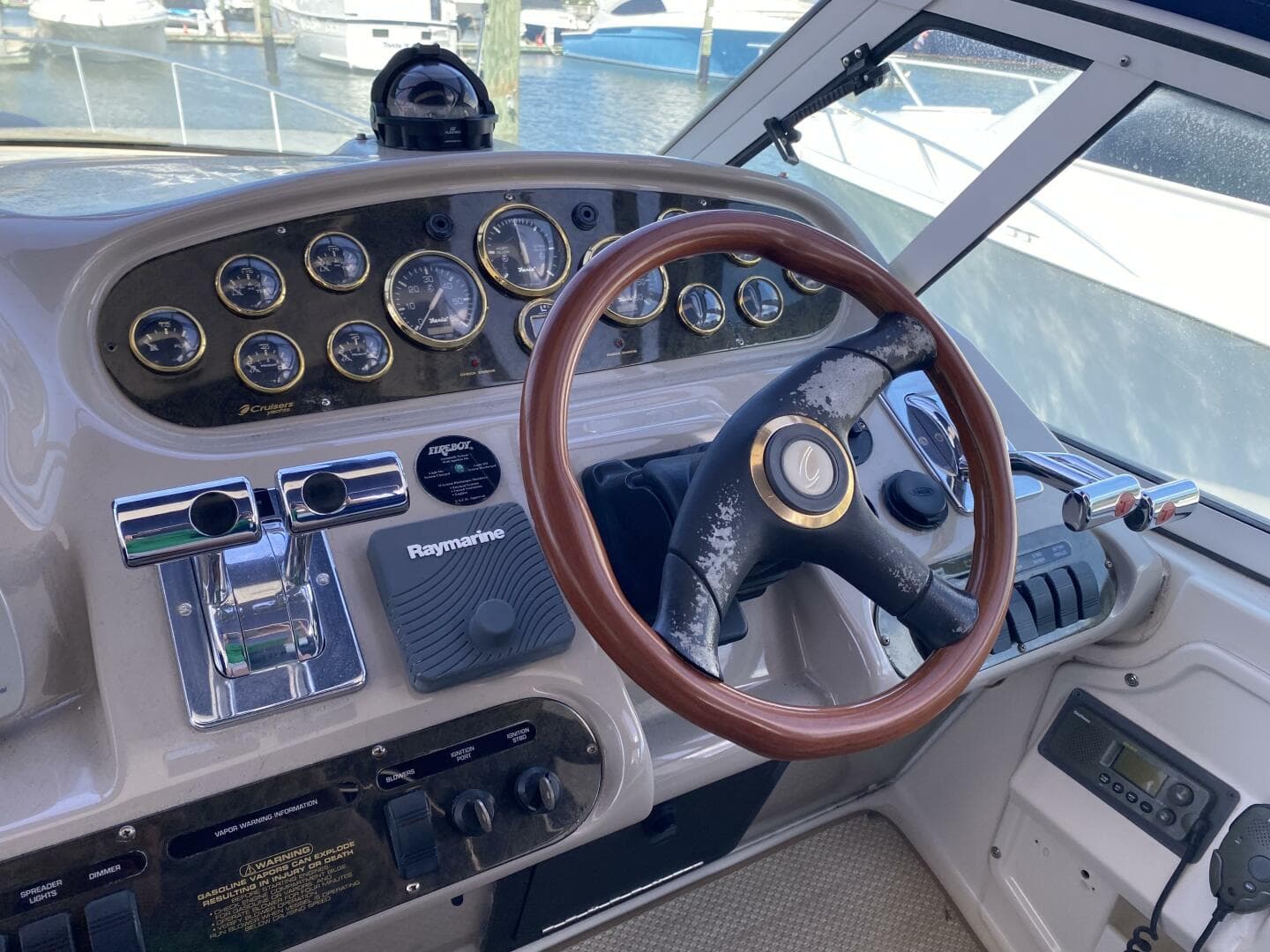 2002 Cruisers Yachts 3672 Express