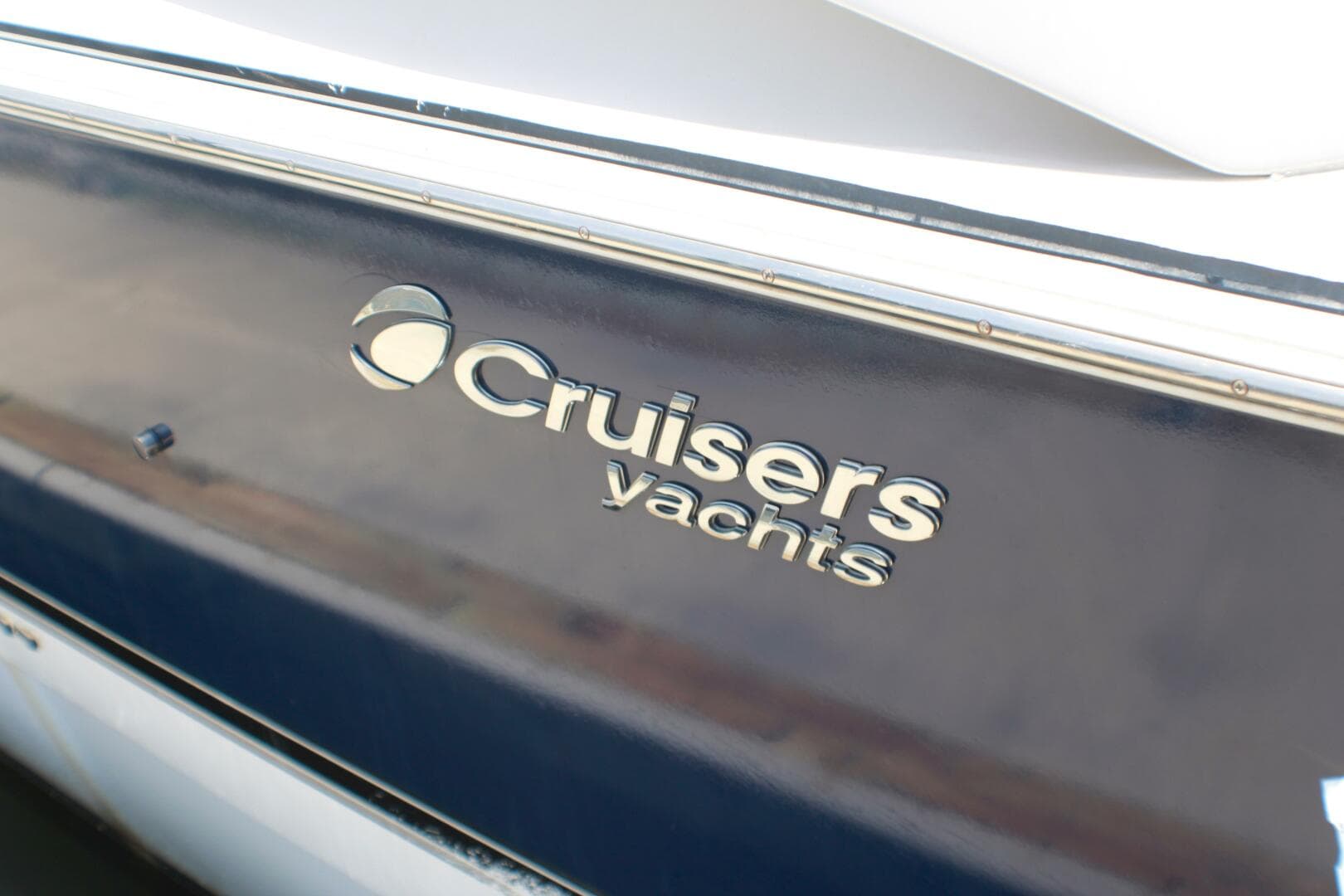 2002 Cruisers Yachts 3672 Express