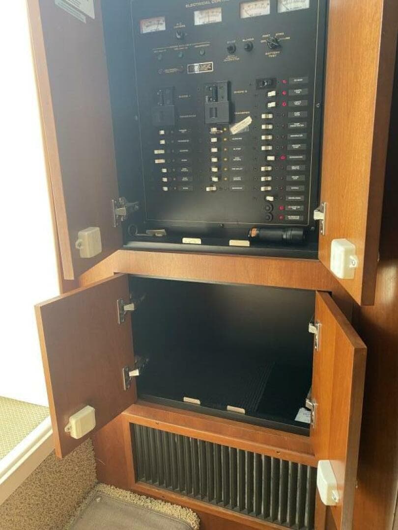 2002 Cruisers Yachts 3672 Express