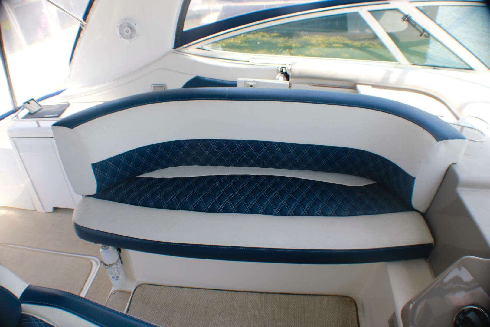 2002 Cruisers Yachts 3672 Express