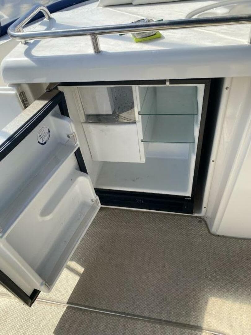 2002 Cruisers Yachts 3672 Express