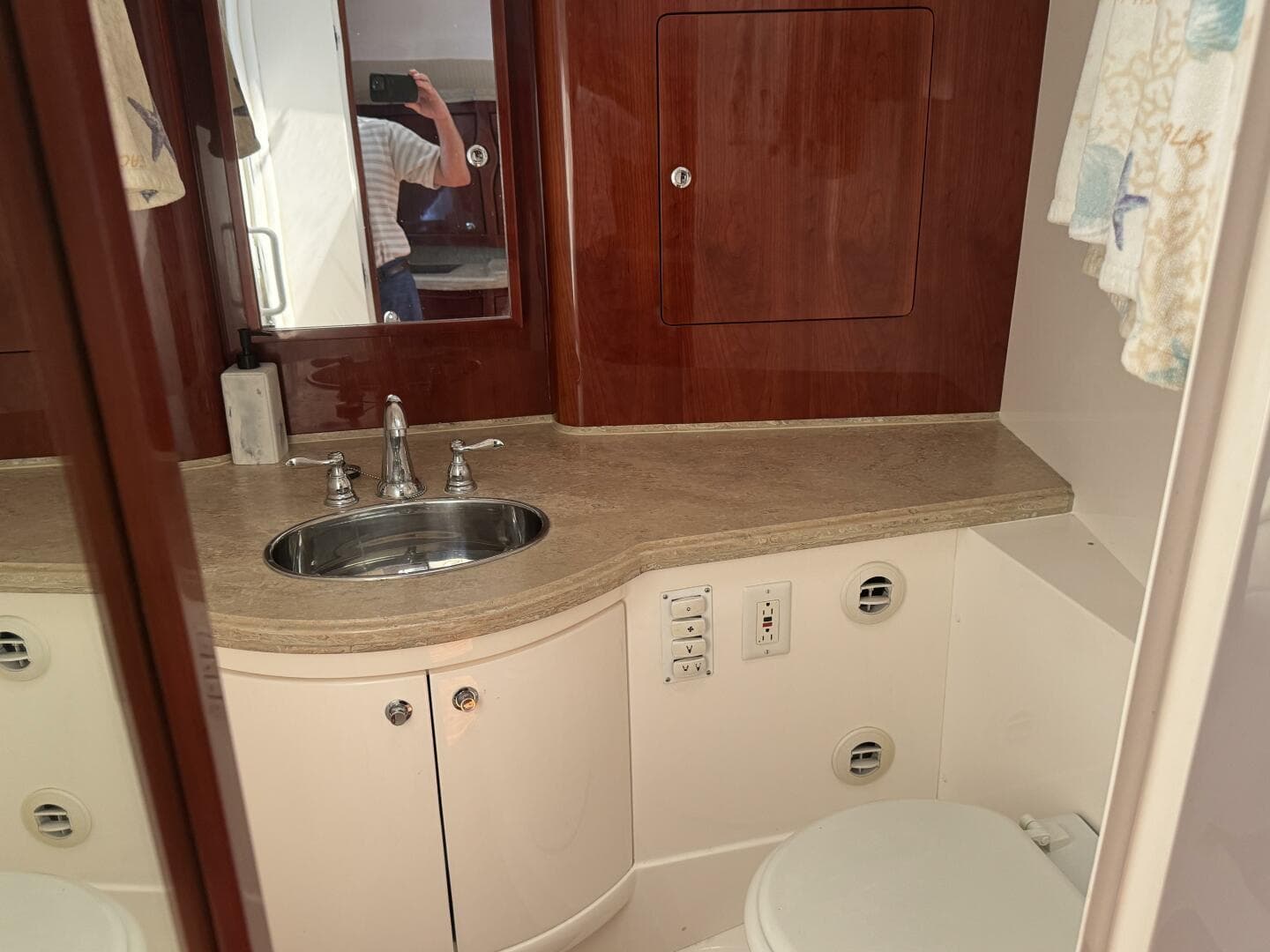 2012 Intrepid 475 Sport yacht wheel house