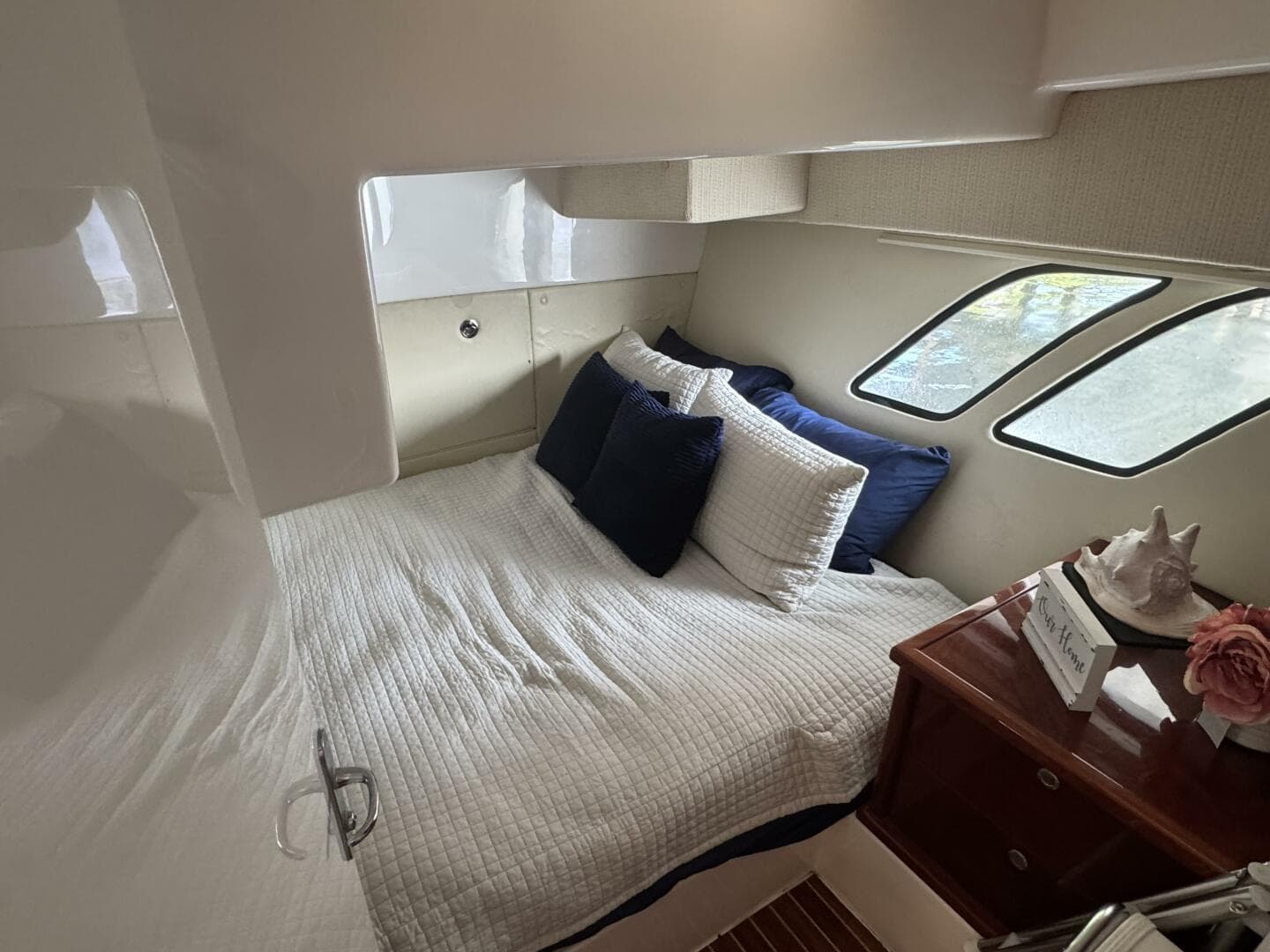 2012 Intrepid 475 Sport yacht wheel house