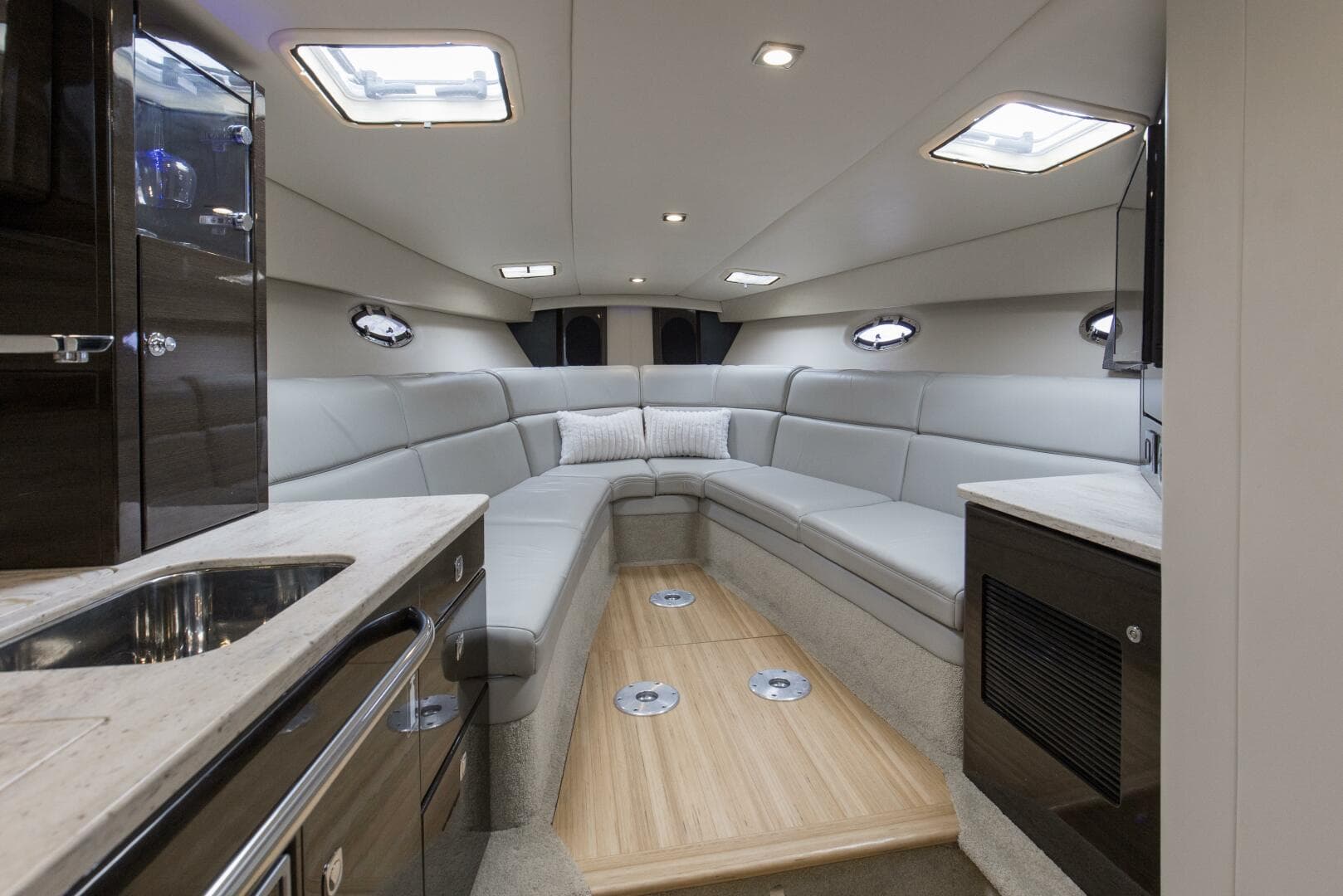 2017 37 Formula 370 SS Bluebird Cabin