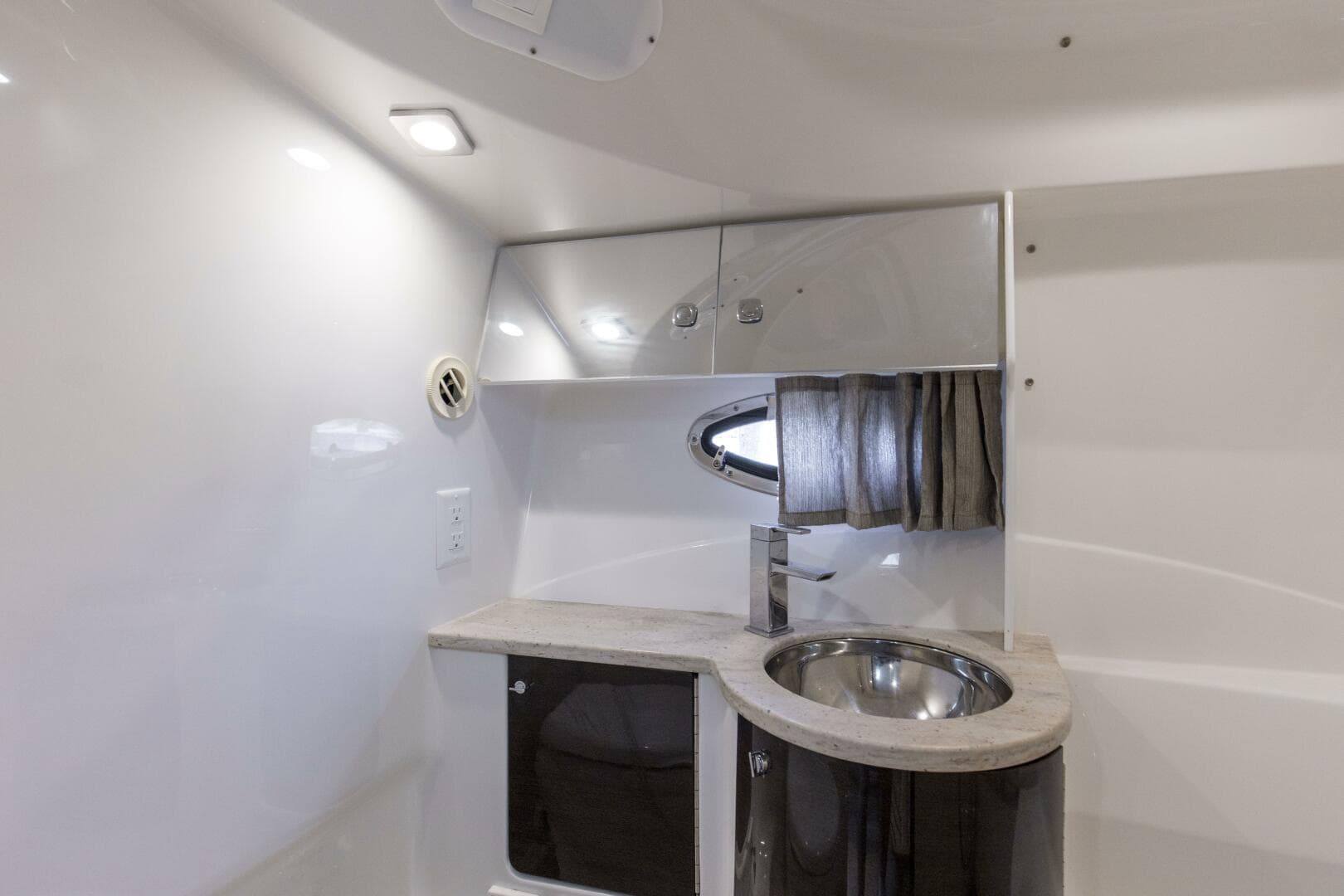 2017 37 Formula 370 SS Bluebird Head