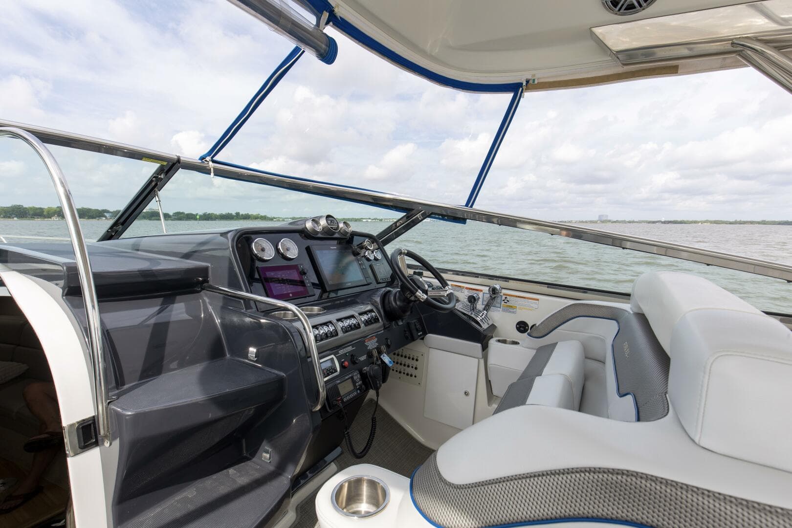 2017 37 Formula 370 SS Bluebird Helm (3)