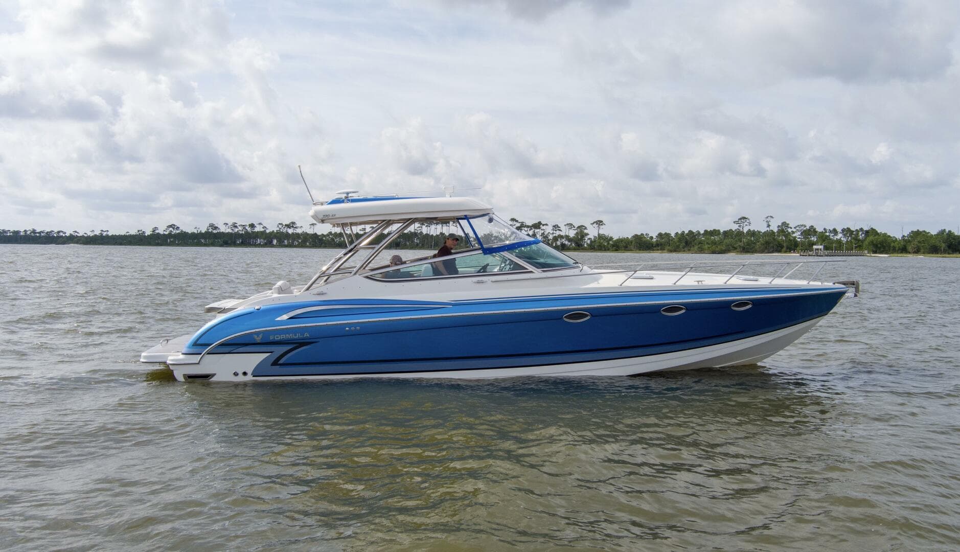 2017 37 Formula 370 SS Bluebird Starboard (3)