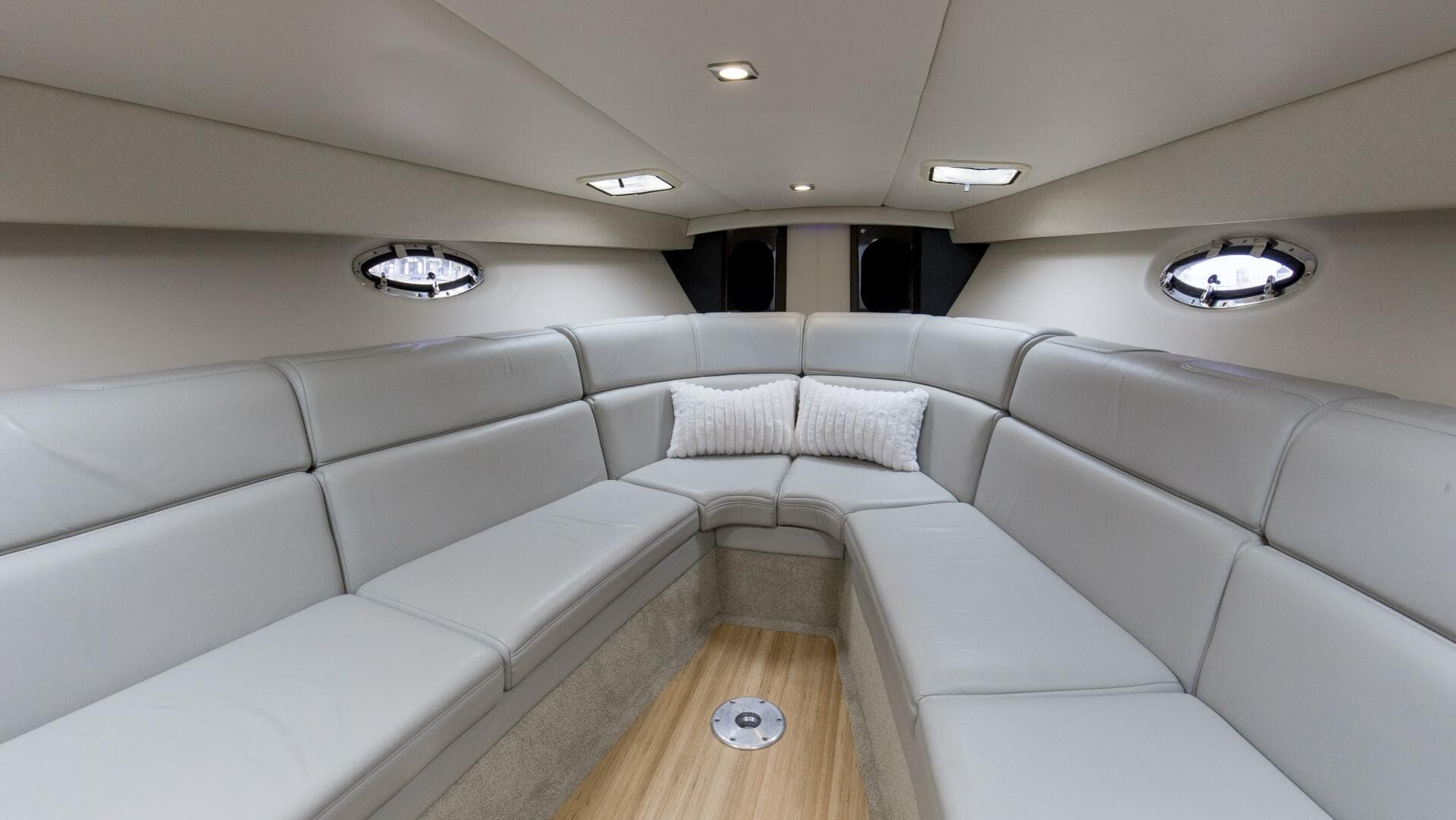 2017 37 Formula 370 SS Bluebird Cabin (4)