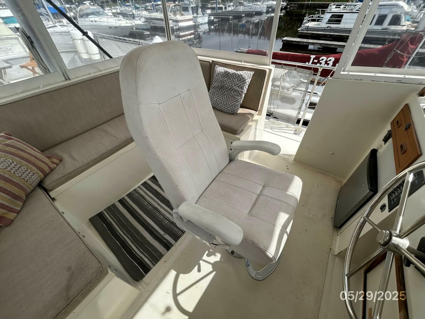 36' Kadey-Krogen flybridge helmseat